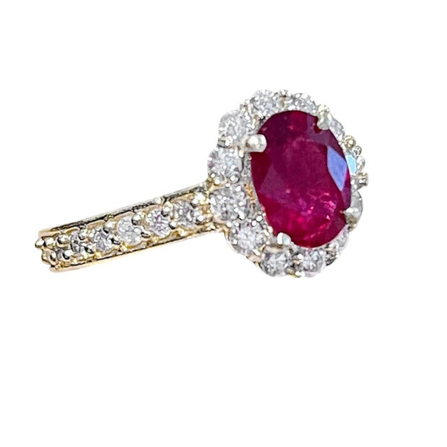 Oval 1.5 Carat Treated Ruby and 1.20 Carat Diamond 14 Karat Yellow Gold Ring For Sale - Image 4 of 18