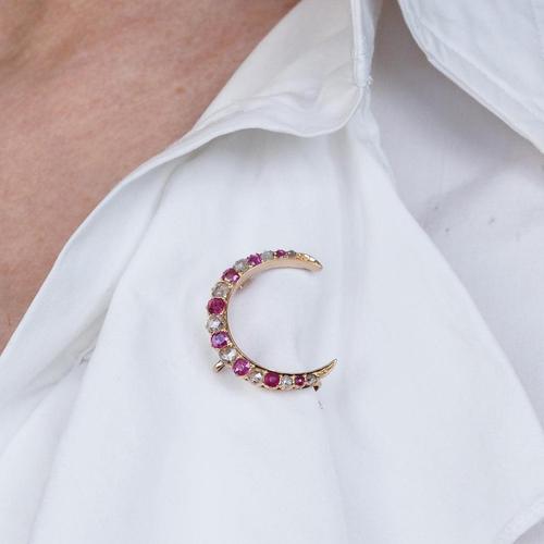 Antique Victorian 18 Karat Gold Crescent Brooch with Ruby and Diamond, 1880s For Sale - Image 4 of 18
