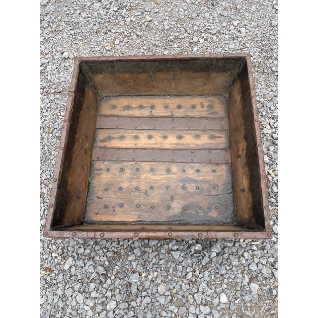 Early 19th Century English Rustic Oak Tray Box With Hand Forged Iron Handles For Sale - Image 4 of 15