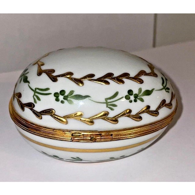 Limoges, France 1980s French Limoges Porcelain Jewelry Casket With Gilt Ormolu Mounts For Sale - Image 4 of 11