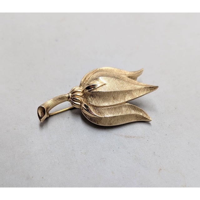 Vintage Signed Crown Trifari Goldtone Textured Tulip Brooch For Sale In Philadelphia - Image 6 of 8