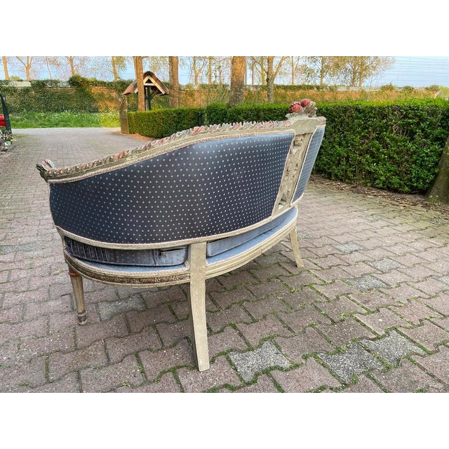 1950s French Louis XVI Gilt Beech Blue Damask Settee For Sale - Image 10 of 18