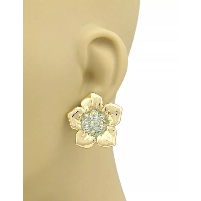 This lovely eye catching pair of earrings are crafted from solid 18k yellow gold with a high polished finish. It features...