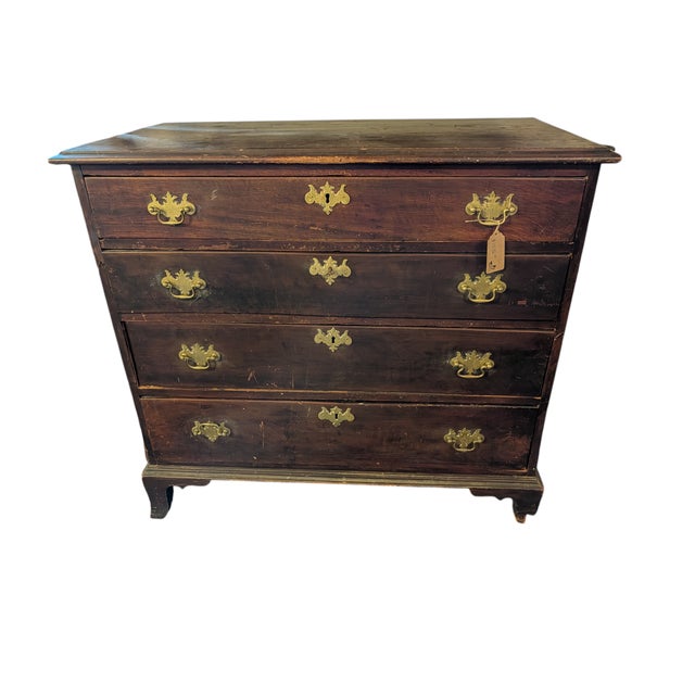 An English Georgian George III mahogany chest of drawers dating to the mid-to-late 18th century. Features four graduated...