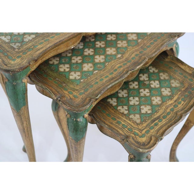 1960s Vintage Italian Florentine Nesting Tables in Gilded Wood, 1960s, Set of 3 For Sale - Image 5 of 14