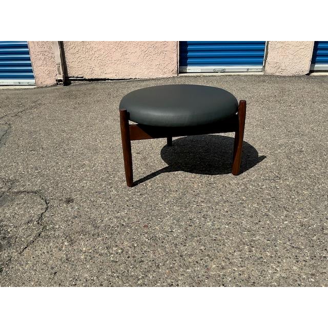 1980s Mid Century Style Round Walnut and Black Leather Ottoman For Sale - Image 5 of 9