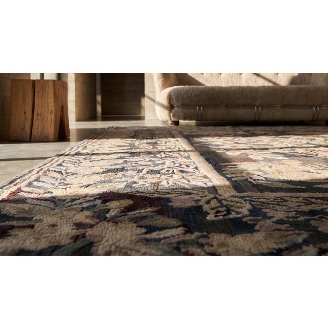 1930s Gray Medallion Folk Art Antique American Hooked Rug 6' 0" X 9' 0" Handknotted Wool Carpet For Sale In New York - Image 6 of 7