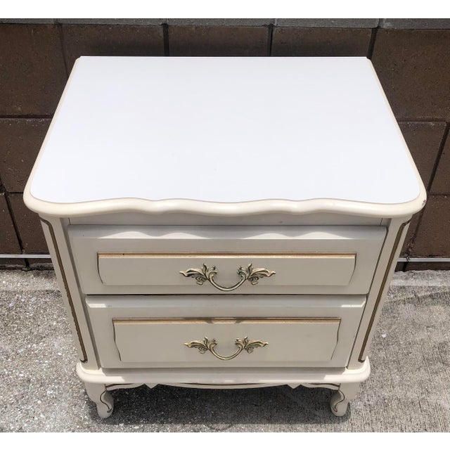 1970s Vintage French Provincial Ivory & Gold Side/End Table Nightstand For Sale - Image 5 of 14