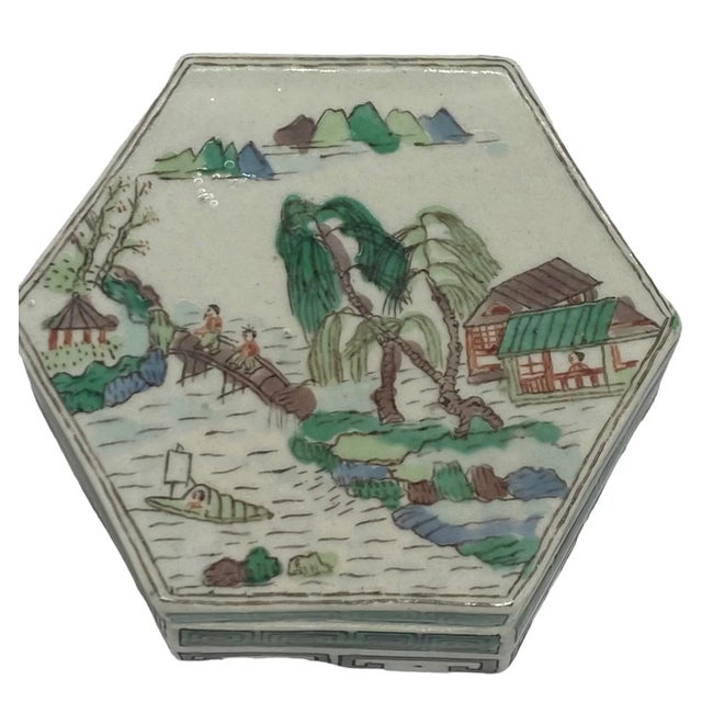 Early 20th Century Early 20th Century Small Chinese Famille Verte Hexagonal Porcelain Hand Painted Boxes With Lids - Set of 3 For Sale - Image 5 of 13