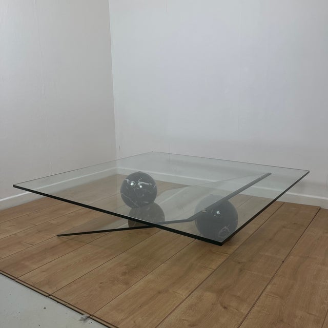 Asymmetrical Roche Bobois coffee table in glass and marble, 1980/90 Thick glass, solid black marble spheres Dismountable...