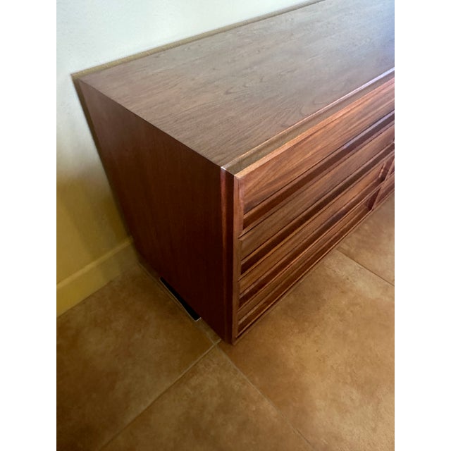 Mid-Century Modern 1960s Walnut 8 Drawer Dresser by John Keel for Brown Saltman For Sale - Image 3 of 6