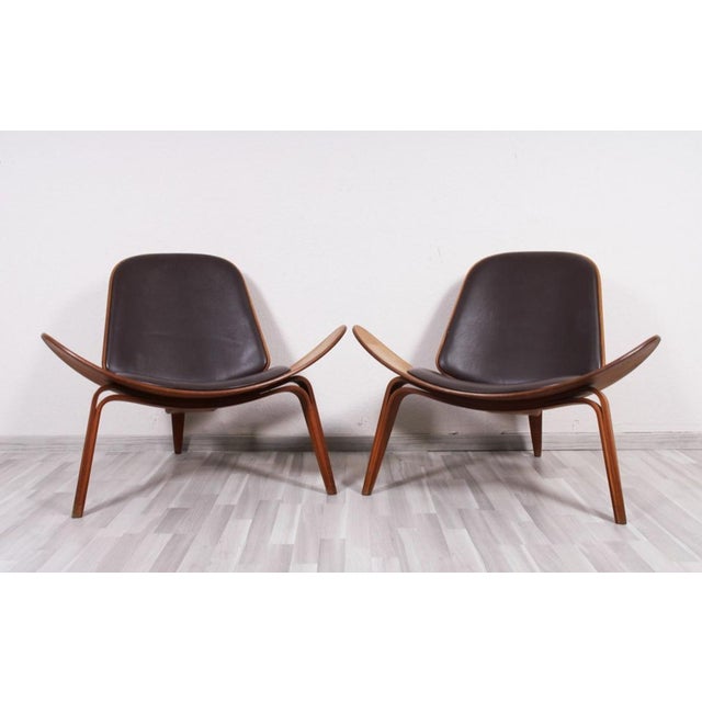 2000 - 2009 Shell Chairs with Table by Hans J. Wegner for Carl Hansen, 2006, Set of 2 For Sale - Image 5 of 8