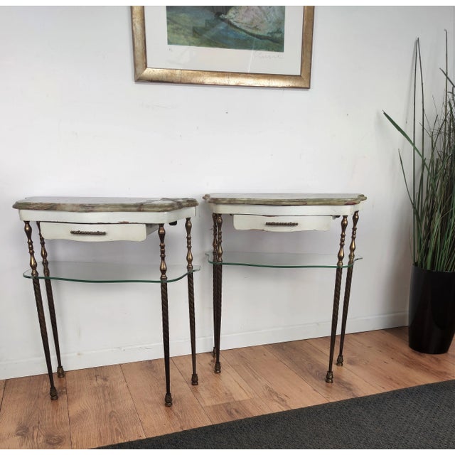 Very elegant and refined Italian 1950s neoclassical pair of bedside or end tables with 2 tier green marble top, wooden...