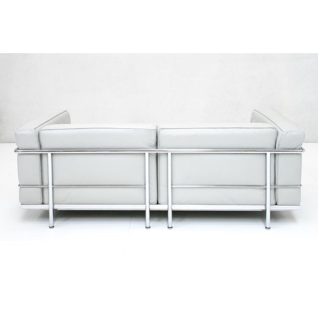 Contemporary LC3 Bauhaus Sofa in Grey Leather by Le Corbusier and Pierre Jeanneret and Charlotte Perriand for Cassina, 1980s For Sale - Image 3 of 13