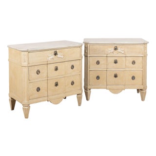 19th Century Pair of Swedish Gustavian Painted Chest of Three Drawers With Griffins For Sale