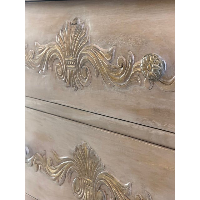 1990s French Provincial Bombe Marble Top Dresser – Louis XV Style Chest – Carved & Gilt – 3 Drawer For Sale - Image 10 of 16