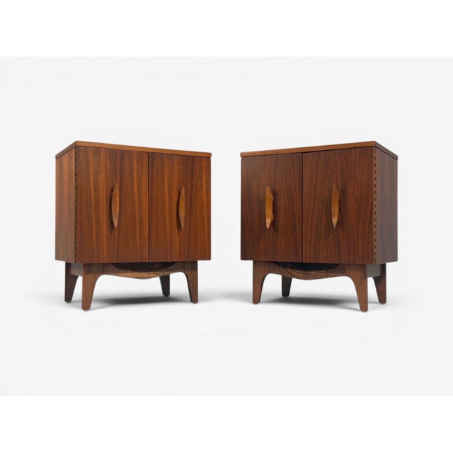 Young Manufacturing, Mid-Century Modern, Nightstands or Bedside Tables, Walnut, USA, 1960s A pair of fully refinished...