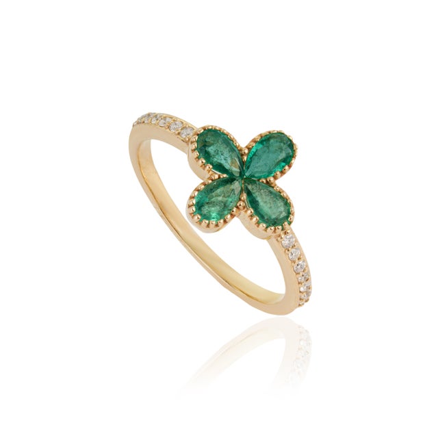 Modern Four-Leaf Emerald Diamond Clover Ring Size 4 in 14k Yellow Gold For Sale - Image 4 of 17