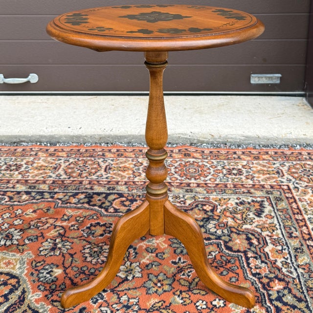 Ethan Allen 1970s Ethan Allen Country Farmhouse Hitchcock Style Solid Heirloom Maple Stenciled Accent Drink Table (14-9042) For Sale - Image 4 of 13