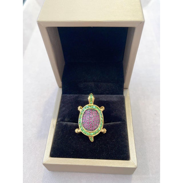 BOCHIC "Orient" Green Emerald & Pinksapphire Cocktail Ring, 22k Gold & Silver, Size 7 For Sale - Image 10 of 18