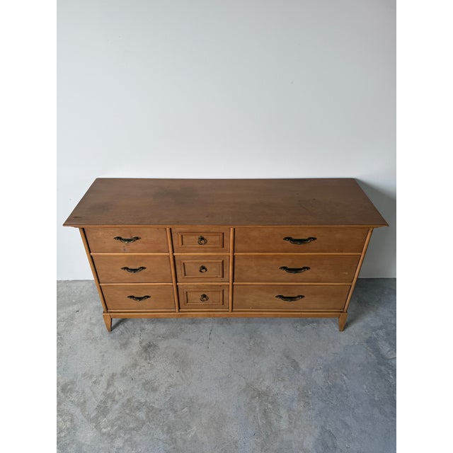 Mid-Century Modern Vintage Broyhill Premier Division 9-Drawer Dresser With Brass Handle For Sale - Image 3 of 17