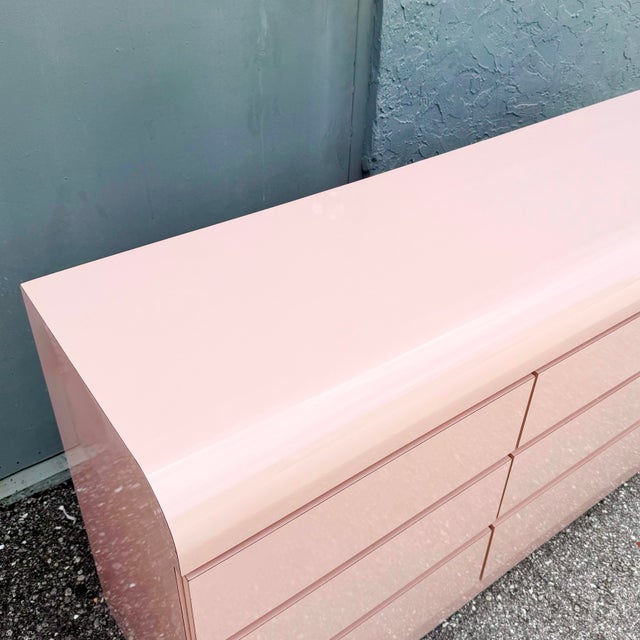Postmodern Postmodern Pink Gloss Laminate Waterfall Dresser With Mirror For Sale - Image 3 of 8