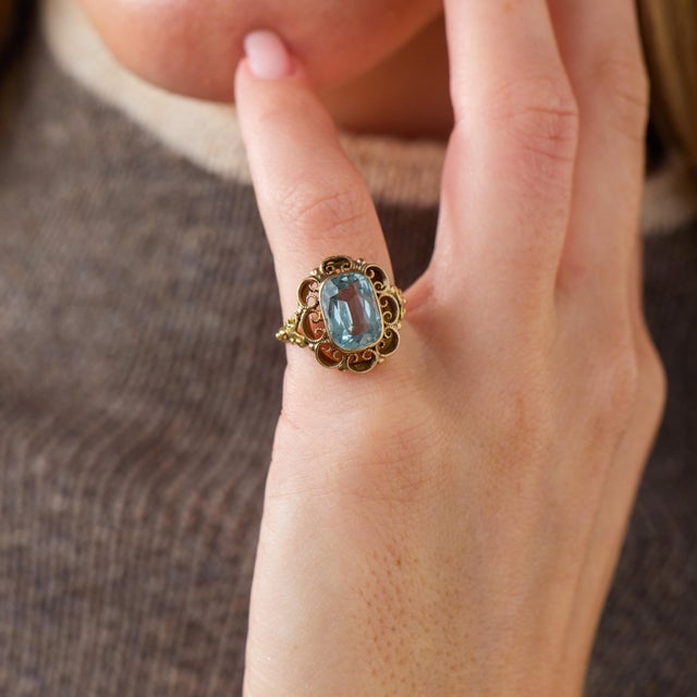 This elegant Victorian aquamarine ring is a beautifully refined jewel from the 1900’s, centered by a rectangular cushion...
