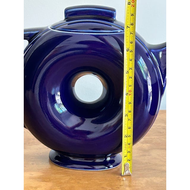 1950’s Hall China Company Made in the Usa Impeccable Iconic Vintage Cobalt Blue Doughnut Novelty Teapot For Sale - Image 17 of 18