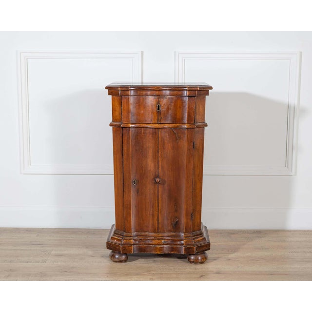 Elegant Venetian Urn-Shaped Bedside Cabinet with Kneeler, Mid-18th Century For Sale - Image 4 of 11