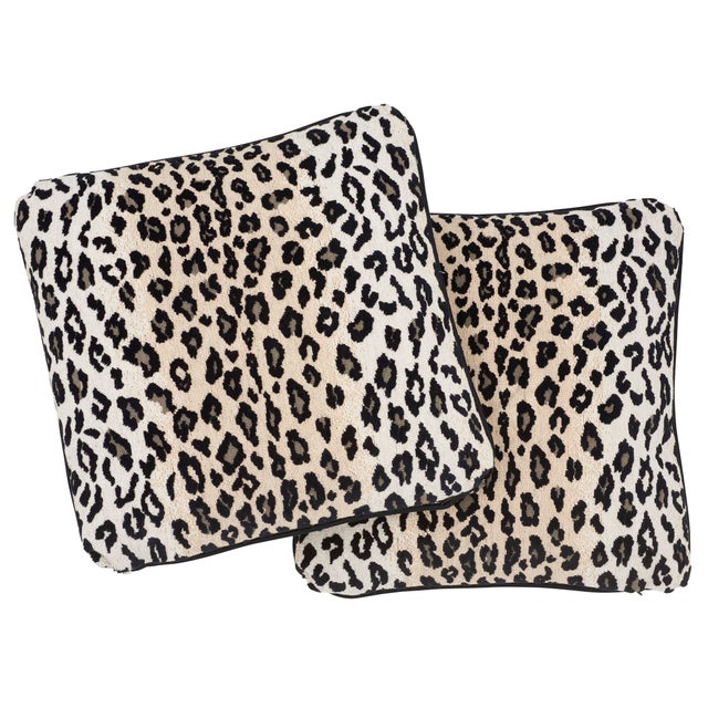 Contemporary Contemporary Schumacher Safari Epingle Pillow in Snow Leopard For Sale - Image 3 of 5