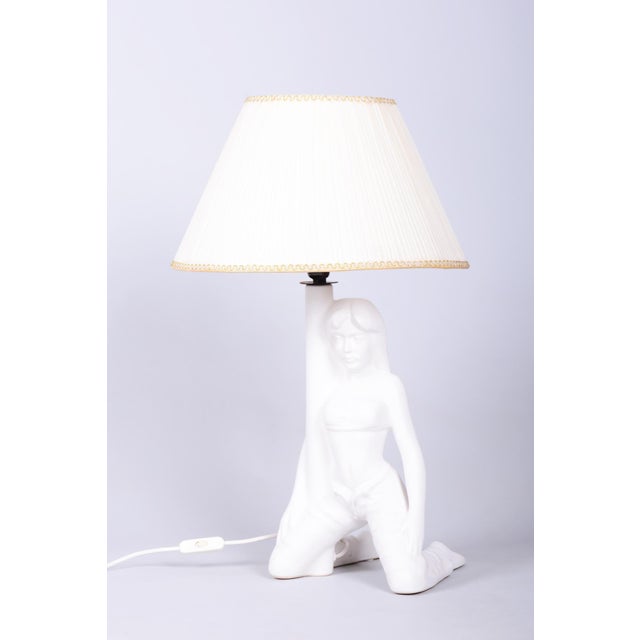 This interesting table lamp originates from the 1970s and stylistically follows the rich tradition of figural lamps that...