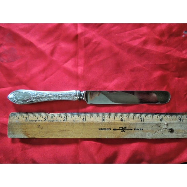 Early 20th Century 1907 Whiting 'Adam' Sterling Silver Luncheon Knives Blunt Plated Blades, Monos- Set of 8 For Sale - Image 5 of 5