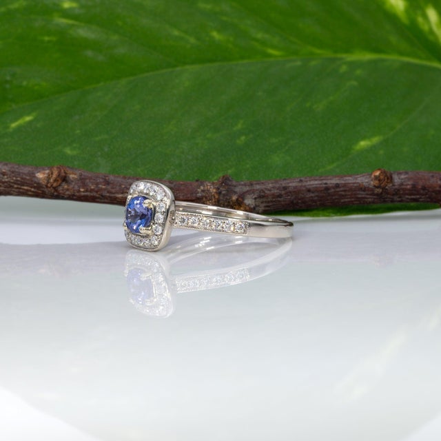 Metal Tanzanite Estate Ring With Natural Diamond Accents: Solid 14k Gold, Round 5mm, Size 6.75 For Sale - Image 7 of 8