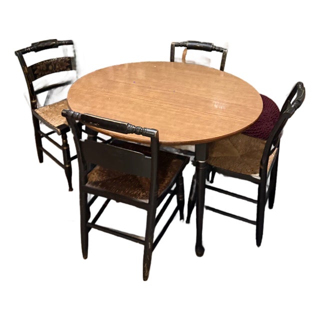 Vintage Heywood-Wakefield Style Drop-Leaf Dining Table With 4 Hitchcock Rush Seat Chairs – Old Colony Style For Sale