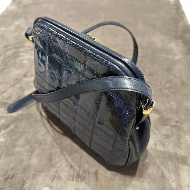 1980s High Quality Blue Leather and Brass Hardware Shoulder Bag by Zenith For Sale - Image 15 of 16