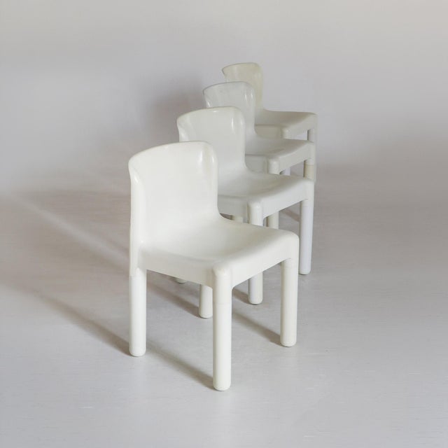 A true pioneer in the history of industrial design, the Model 4875 chair was the first in the world to be manufactured...