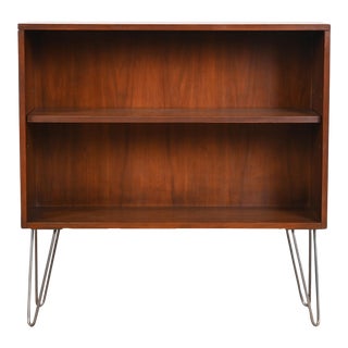 Paul McCobb for Calvin Furniture Walnut Bookcase on Hairpin Legs, 1950s For Sale