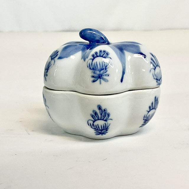Chinoiserie 1970s Vintage Hollywood Regency Chinoiserie Blue & White Pumpkin Trinket Box, Halloween, Thanksgiving For Sale - Image 3 of 9