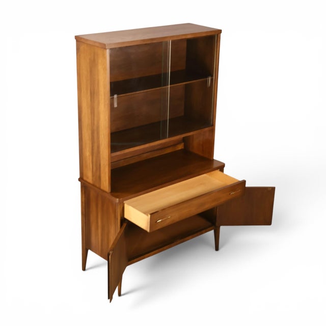 Broyhill Saga Vintage Mid Century Modern Petite China Cabinet C. 1960s For Sale - Image 10 of 16