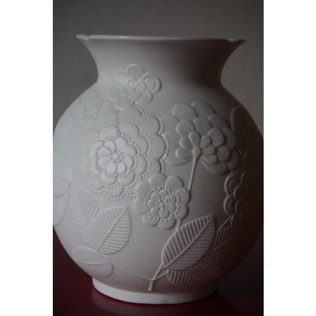 Vintage German Vases in Biscuit Porcelain from AK Kaiser, 1960s, Set of 2 For Sale - Image 6 of 10