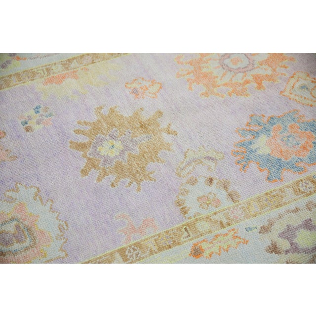 This modern Turkish Oushak rug is a stunning piece of art that has been handwoven using traditional techniques by skilled...