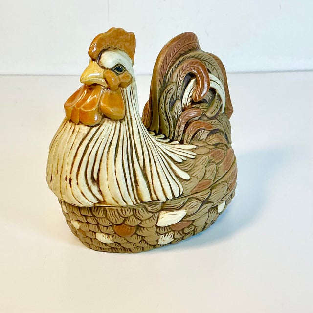 1980s 1985 Vintage Arts & Crafts Americana Farmhouse Folk Art Ceramic Hen on Nest Covered Tureen For Sale - Image 5 of 13