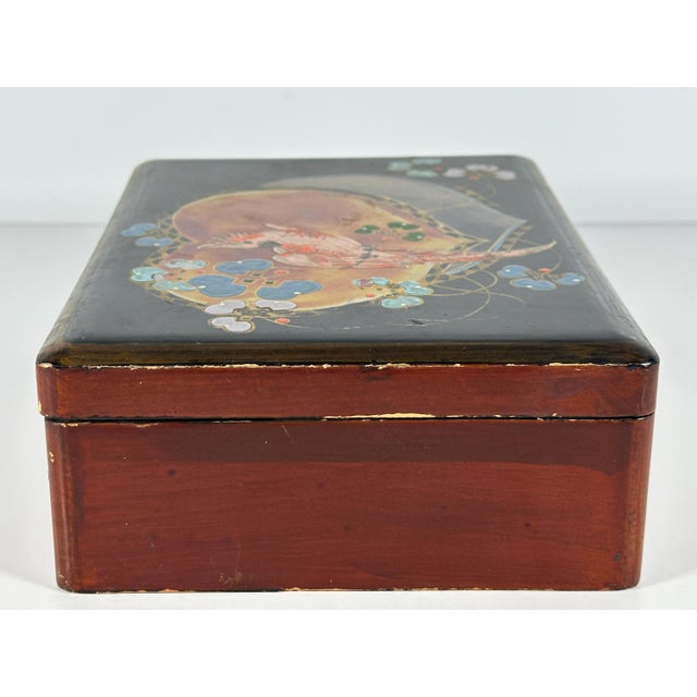 Mid 20th Century Art Nouveau Lacquered Parrot Box: Hand Painted Japanese Trinket For Sale - Image 4 of 10