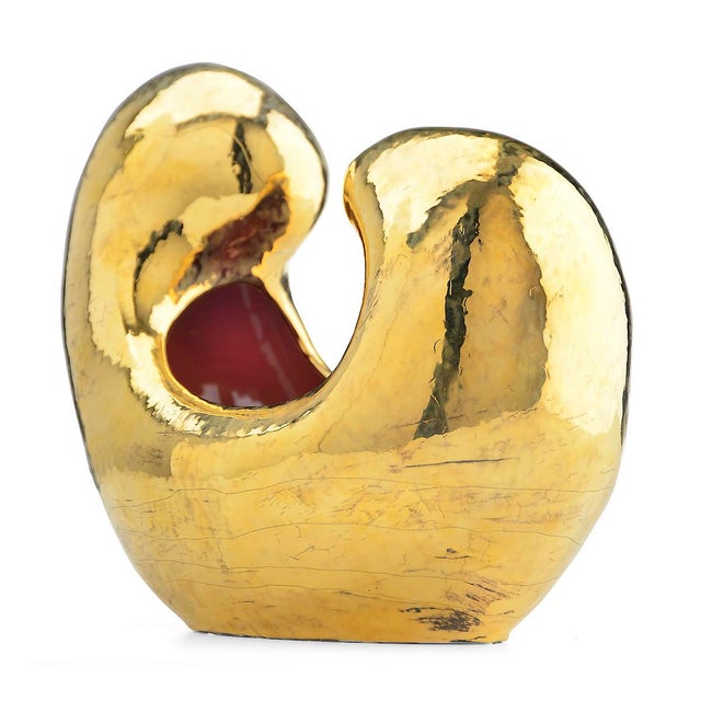 Like a heart that is open to life, the ceramic bowl Corimeu is a very unique item, handmade, embellished with iridescent...