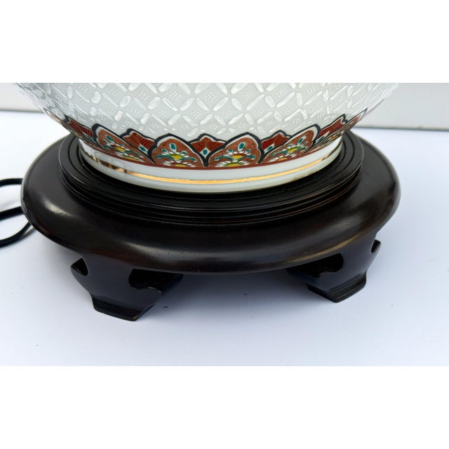 Eggshell Wildwood Mid‑Century Ceramic Lamp With Carved Wood Base, Hand‑Painted For Sale - Image 8 of 14