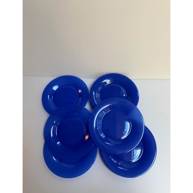 1980s Vintage Mid-Century Modern Arcoroc France Luncheon Plates in Cobalt Blue Color- Set of 12 For Sale - Image 5 of 10