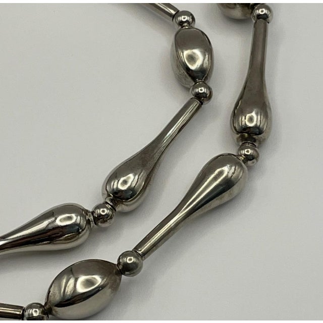 1970s Vintage Modernist Silver-Tone Sculptural Teardrop Statement Necklace – 94g For Sale - Image 4 of 8