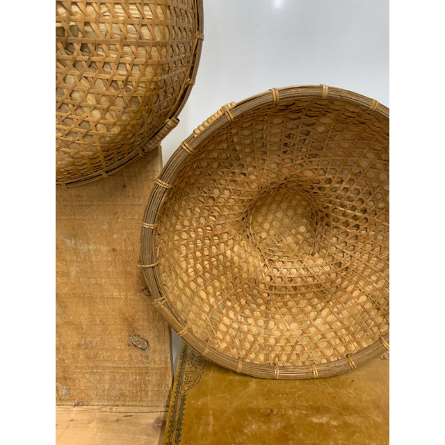 Early 20th Century Vintage Pair of Handwoven Vietnamese Bamboo & Straw Field Hats For Sale - Image 5 of 5
