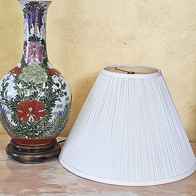Vintage Chinoiserie Porcelain Table Lamp With Floral Garden Motif on Wood Base For Sale - Image 9 of 18