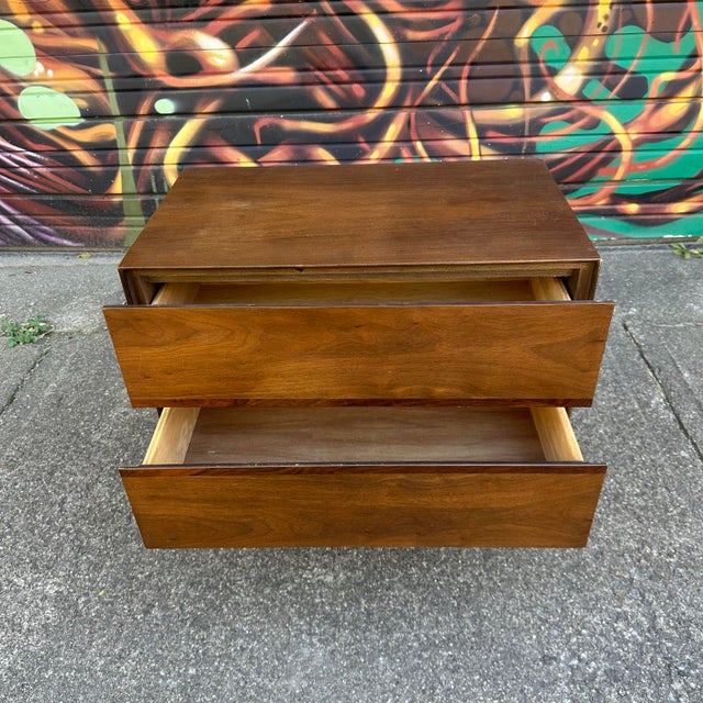 American Mid 20th Century Royal American by Stanley for Distinctive Furniture Walnut Rosewood Nightstand For Sale - Image 3 of 12